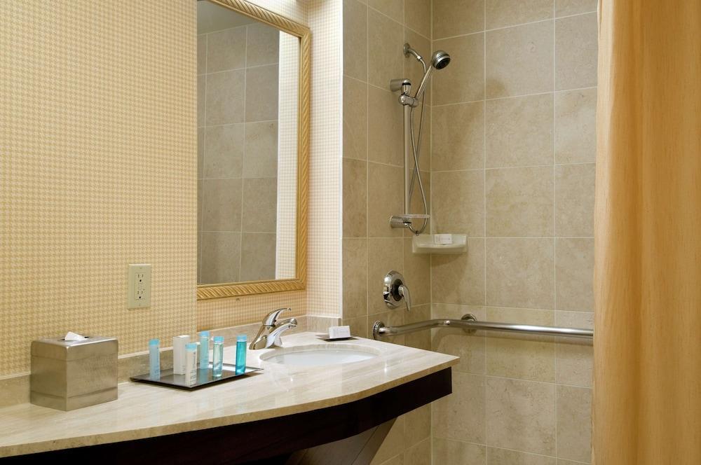 Hilton Houston North Hotel Bagian luar foto