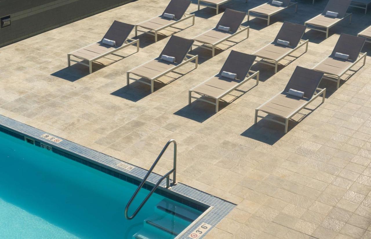 Hilton Houston North Hotel Bagian luar foto