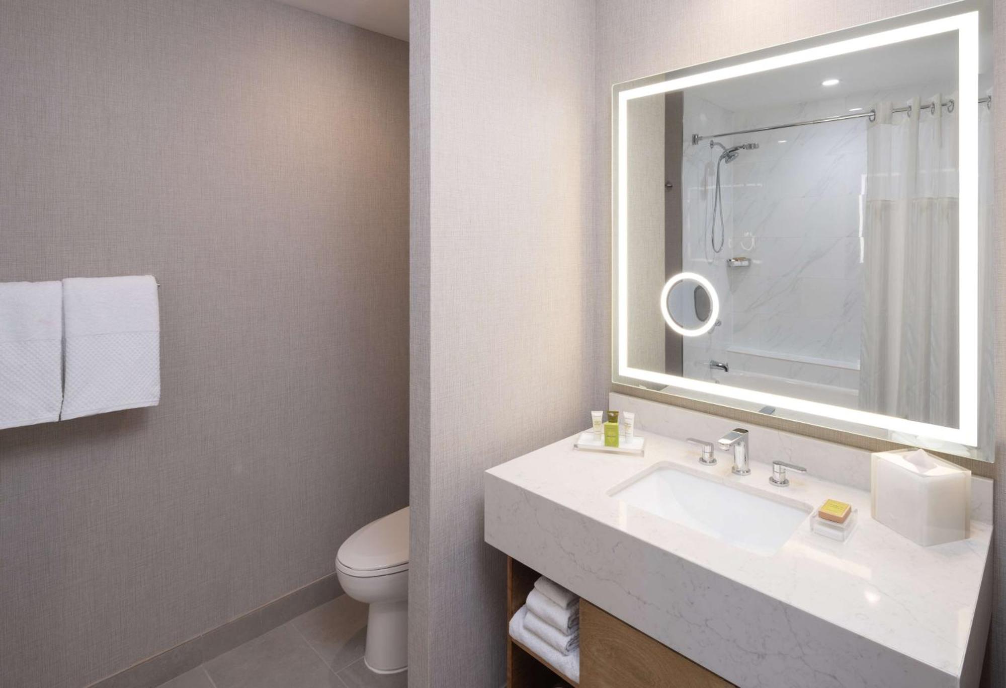 Hilton Houston North Hotel Bagian luar foto