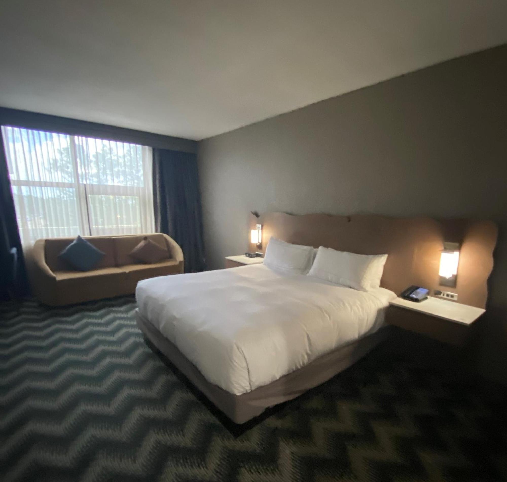 Hilton Houston North Hotel Bagian luar foto