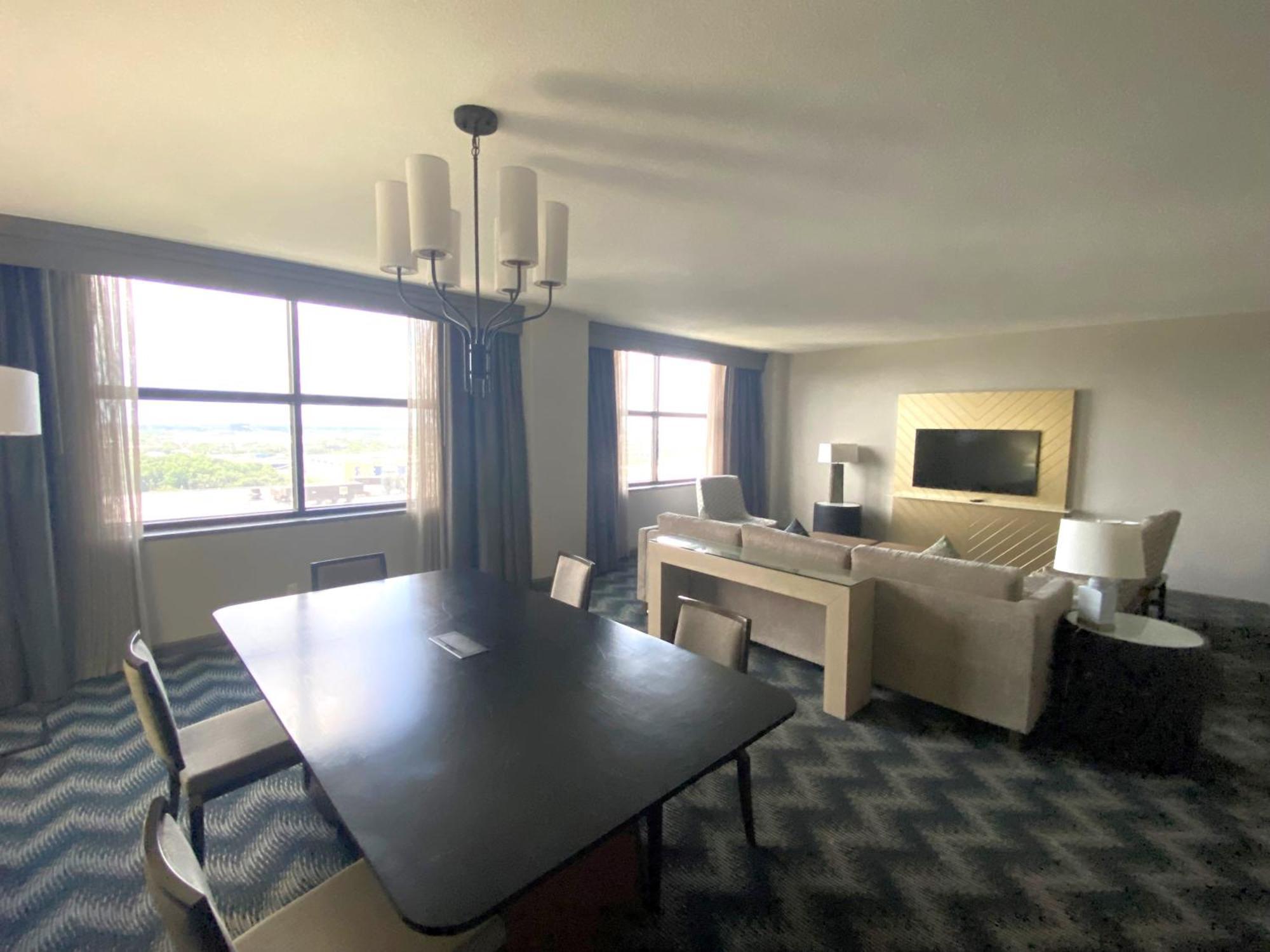 Hilton Houston North Hotel Bagian luar foto